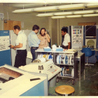 Fotografia cedida per la Universitat de Califòrnia Los Angeles (UCLA) on es mostra a diversos científics mentre treballen al primer laboratori d'Internet al campus a Los Angeles (Estats Units).
