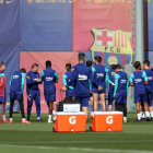 La plantilla del Barça antes de iniciar el entrenamiento en la Ciutat Esportiva.