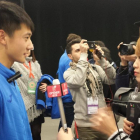 Cheng Hui atendiendo a la TV de su país en el Wanda Metropolitano.