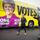 Nicola Sturgeon al costat d’un autobús de campanya a Edimburg.