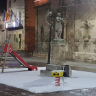 Las calles de Almatret ya quedaron cubiertas de nieve ayer por la noche. 