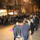 Un centenar de persones, ahir a la nit a l’acte convocat per la Paeria contra la violència masclista.