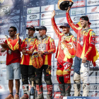 Jaume Betriu, segundo por la izquierda, en el podio de los Six Days of Enduro junto a sus compañeros.