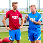 Luuk De Jong habla con Koeman tras sumarse ayer por primera vez a los entrenamientos del equipo.