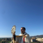 El obispo Xavier Novell, bendiciendo ayer la diócesis de Solsona. 