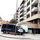 Una furgoneta de los Mossos frente al edificio del desalojo. 