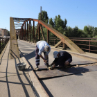 Los trabajos que se llevaron a cabo ayer en el puente de la Sucrera. 