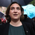 Ada Colau, alcaldesa de Barcelona, esperando para votar en el referéndum del 1 de octubre de 2017.