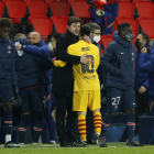 Pochettino se abraza con Messi durante un partido entre el PSG y el Barcelona.