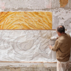 El artista Josep Minguell, en su estudio frente a una de las obras murales que enviará a Japón.