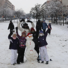 Nombrosos lleidatans van gaudir d’una jornada de neu malgrat les restriccions de mobilitat i van aprofitar per fer ninots.