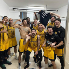 Els jugadors del CB Pardinyes-Lleida celebren la victòria al vestuari.