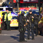 Antiterroristas británicos, cerca de donde murieron dos personas y 3 quedaron heridas en el atentado.