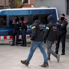 Agents dels Mossos van mantenir un gran desplegament policial al barri de Sant Roc de Badalona.