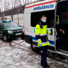 Los Agentes Rurales llevaron a dos usuarios de diálisis hasta una ambulancia en el Urgell. 