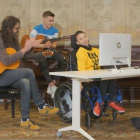 El músic Natxo Tarrés, en una activitat amb un nen discapacitat.