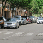 Un coche en doble fila con el vehículo de la Guardia Urbana equipado con el CiviCar justo detrás