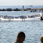 Una protesta veïnal a peu de platja a Barcelona.