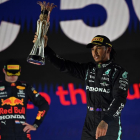Hamilton celebra la victòria, davant d’un capcot Verstappen, després d’un altre duel intens i polèmic.