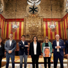 Saliente (CUP), Collboni (PSC), Valls (Barcelona pel Canvi-Cs), Colau (BComú), Artadi (JxCat), Maragall (ERC) y Bou (PP) posan en el salón de plenos del ayuntamiento. 