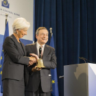 Draghi entrega el símbol del comandament del BCE a Lagarde.