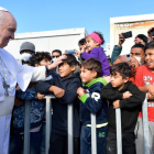 El papa Francesc saluda diversos nens immigrants a Mitilene, a l’illa grega de Lesbos.