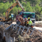 Bombers i forestals realitzant tasques de recerca a Tarragona.