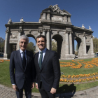 Suárez Illana y Casado, ayer, ante la Puerta de Alcalá de Madrid, en un acto de partido.