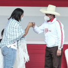 Els candidats a la presidència del Perú Keiko Fujimori i Pedro Castillo se saluden en un debat.