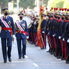 El rei Felip VI passa revista a les tropes durant la celebració del Dia de les Forces Armades.