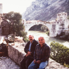 Leguineche amb Javier Reverte i el pont de Mostar, al fons.