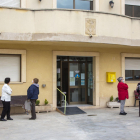 Vecinos esperando para ser vacunados en Maldà.