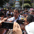 L’autoproclamat president, al centre, va participar en una de les mobilitzacions que van tenir lloc a Caracas.
