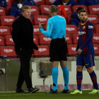 Koeman discute con el árbitro Mateu Lahoz, en presencia de Jordi Alba.