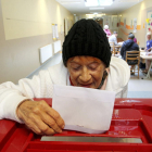 Una persona, ayer, depositando su voto en uno de los colegios electorales de la capital letona.