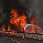 Un bomber combat l’incendi forestal al districte de Marmaris, a Mugla (Turquia).