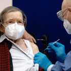 Una anciana alemana recibe una dosis de la vacuna de Pfizer.