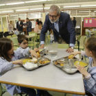 El alcalde, ayer con alumnos de la Escola Espiga que comieron un menú 100% Horta de Lleida.