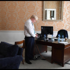 El premier, Boris Johnson, trabajando en su despacho. 