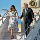 Donald Trump y Melania llegando a Japón ayer en viaje oficial.