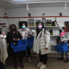 Un grup de dones comprant oli durant el matí d’ahir a la cooperativa de Cervià.