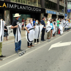 Una setantena de persones es concentren davant la delegació del Govern a Lleida contra el projecte de Nova Tracjusa