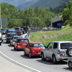 Retenciones en la N-145 para entrar a Andorra  -  La carretera N-145 que sirve de acceso al Principado de Andorra registró ayer dos kilómetros de cola en sentido norte, con tráfico denso a lo largo de toda la mañana hasta recuperar la normalida ...