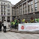 Diversos membres de la PAH es van concentrar a la plaça Sant Joan abans del judici ahir al matí.