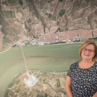 Magda Godia, en una imagen de archivo ante una fotografía por satélite de Mequinensa.