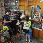 Una família a l’arribar a un establiment de Lleida en una imatge d’arxiu.