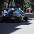 Col·lisió a Lleida - Dos persones van resultar ferides ahir en la col·lisió entre un turisme i una furgonetaen al passeig de Ronda de Lleida. El conductor de la furgoneta quadruplicava la taxa d’alcohol.