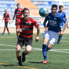 Roger Canadell disputa la pilota amb un rival en una acció del partit.