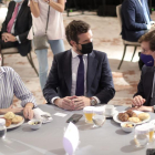Casado, flanquejat ahir per la presidenta i l’alcalde madrileny en un esmorzar col·loqui.