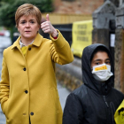 Nicola Sturgeon, primera ministra d’Escòcia, ahir, davant d’un col·legi electoral a Glasgow.